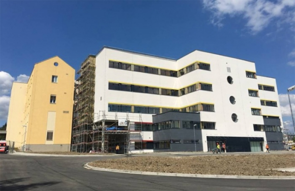 Dostavba chebské nemocnice úspěšně pokračuje