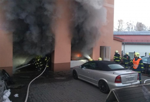 V Rudolci hořelo v dílně autoservisu