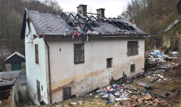 V Lokti shořela střecha rodinného domu
