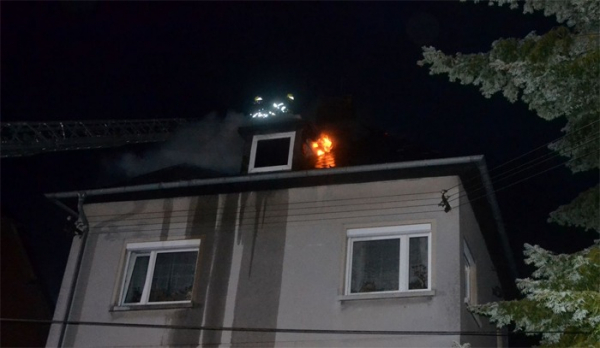Požár sazí v komíně se rozšířil na střechu rodinného domu
