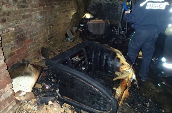 V Chebu hořela garáž, dva lidé zemřeli
