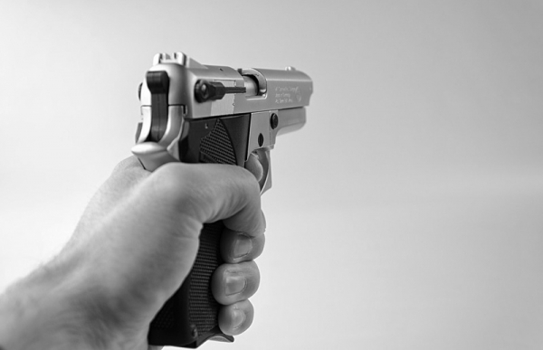 Muž v Chebu ohrožoval zbraní několik lidí