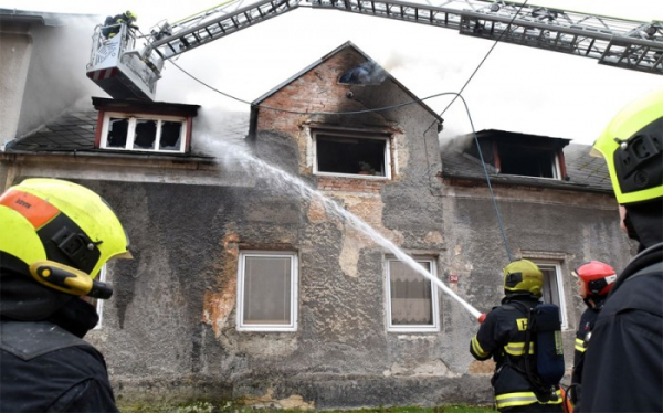 Oheň zničil podkroví rodinného domu v Horním Slavkově
