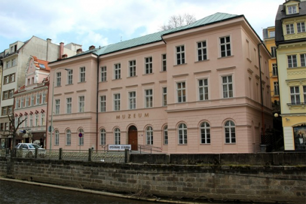 Karlovarské muzeum se zahalí do purpuru