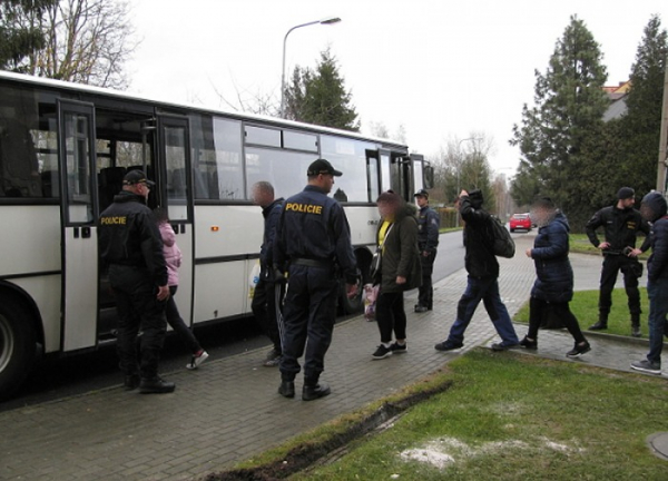 Na Chebsku cizinecká policie při provedené kontrole zajistila 26 cizinců s padělanými doklady