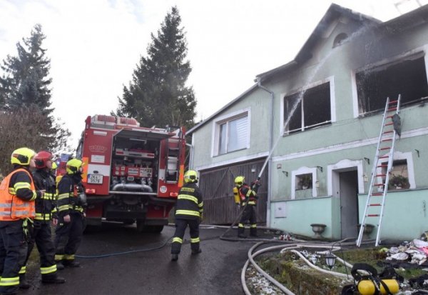 Požár rodinného domu v Jáchymově napáchal milionovou škodu
