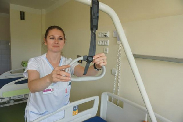 Karlovarský kraj bude i v příštím roce vyplácet náborové příspěvky novým zdravotníkům