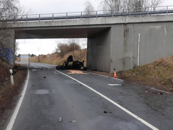 Řidič BMW narazil do betonového pilíře, následky nehody jsou tragické 