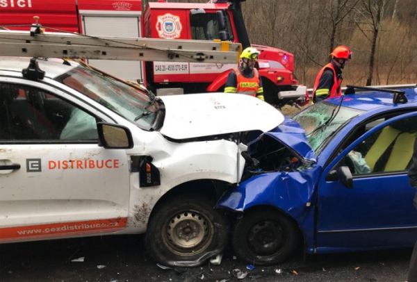Při čelním střetu dvou vozidel na Karlovarsku se zranily dvě osby