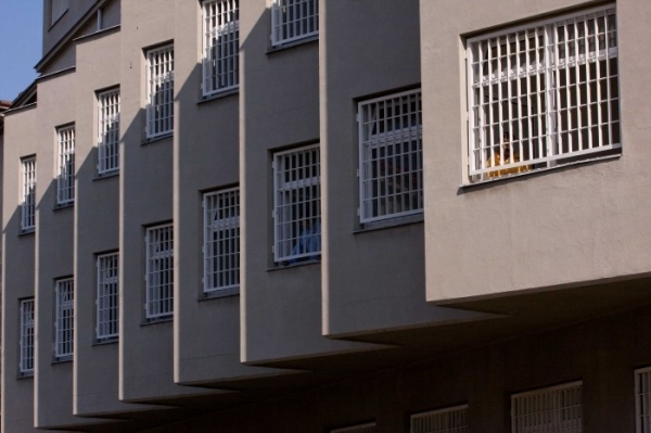 Ve vězení skončil muž, který za použití násilí vnikl do sklepa jednoho z chebských panelových domů