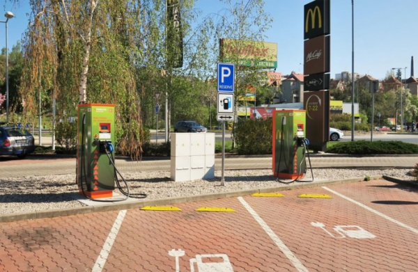 V Karlovarském kraji natankovali během 1. čtvrtletí e-řidiči u zelených stojanů Skupiny ČEZ celkem 9 750 kWh