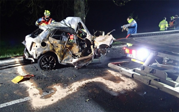 Na Karlovarsku začalo po nehodě hořet auto, řidič zemřel
