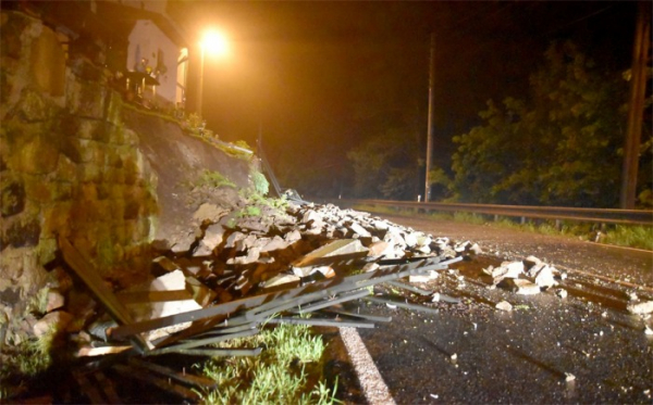 V Údolí na Sokolovsku spadla v noci opěrná zeď u silnice z Lokte na Horní Slavkov