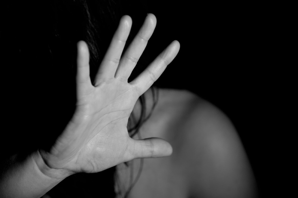 Třicetiletý cizinec opakovaně fyzicky napadal těhotnou přítelkyni