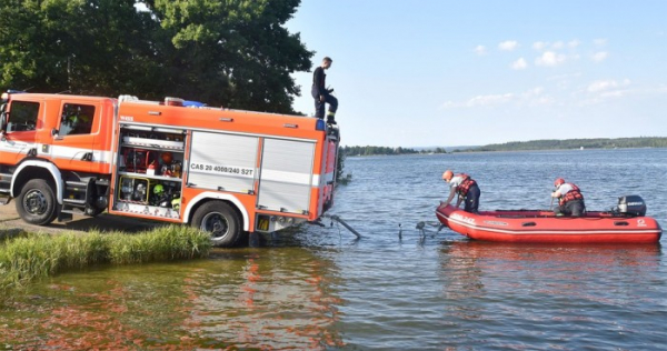 Na Chebsku zachránili hasiči dvě osoby z převrácené loďky