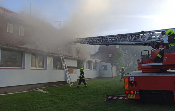 Závada na elektroinstalaci způsobila požár rekreační chaty na Karlovarsku