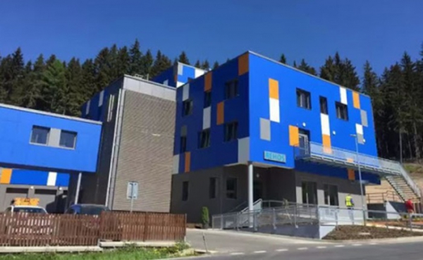 Karlovarský kraj otevře druhé COVID centrum, vyzývá k pomoci zdravotníky z regionu