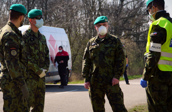 V Karlovarském kraji budou opět pomáhat vojáci, v nemocnicích také hasiči