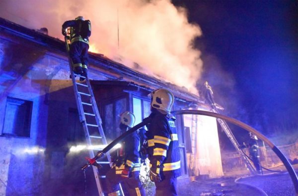 Šest jednotek hasičů zasahovalo v Chodově u Bečova při požáru střechy rodinného domu