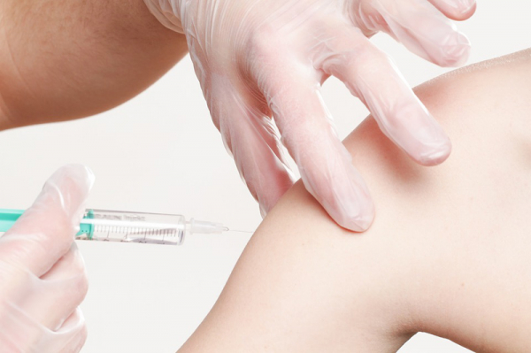  V Karlovarském kraji budou jako první očkováni proti koronaviru zdravotníci, sociální pracovníci a složky IZS