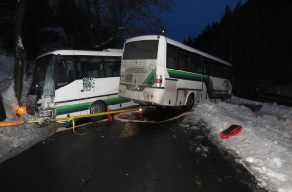 V Rotavě došlo ke střetu dvou autobusů
