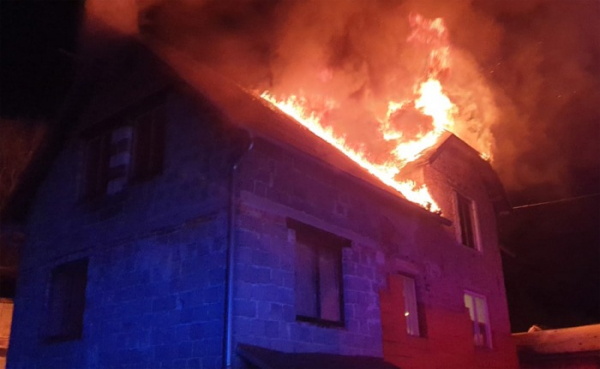 Na Karlovarsku vyhořel rodinný dům, majitele transportoval do nemocnice vrtulník