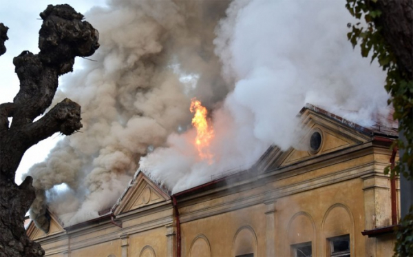 Druhý stupeň požárního poplachu byl vyhlášen při požáru bývalé sokolovny v Karlových Varech