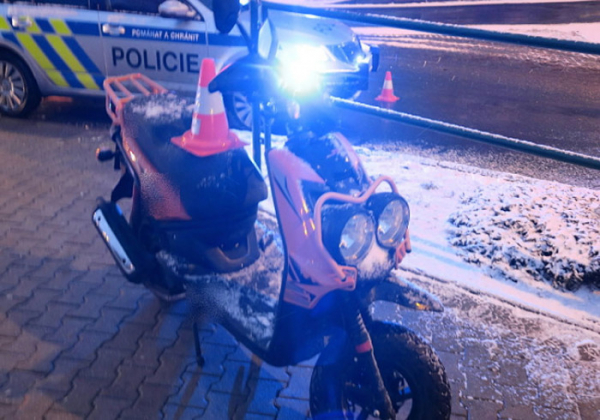 Motocyklista nezvládl řízení na zasněžené silnici a havaroval