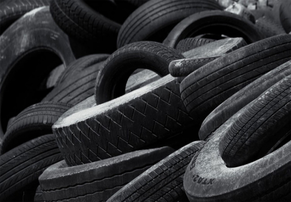 Trojice mužů vnikla na Sokolovsku do garáže, jako lup si odnesli desítky pneumatik