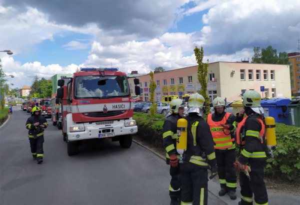 Kvůli požáru bytu v Chodově na Sokolovsku byl evakuovaný celý třináctipatrový dům 