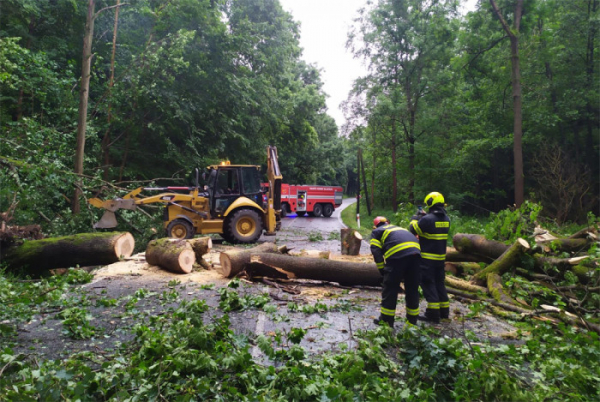 Krátká, ale silná bouřka zaměstnala v Karlovarském kraji hasiče ze 36 jednotek 