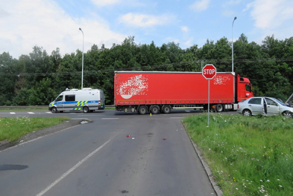Osmdesátiletý řidič vozu značky Škoda se v křižovatce střetl s nákladním automobilem