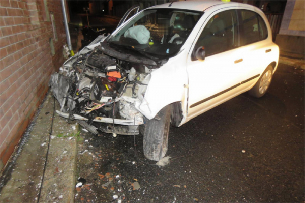 18letá řidička poničila vozem dva rodinné domy, způsobená škoda je přes 300 tisíc korun