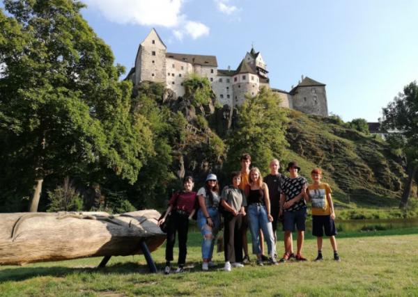 Děti z dětských domovů společně se svými českými i zahraničními vrstevníky pomáhají s obnovou hradu
