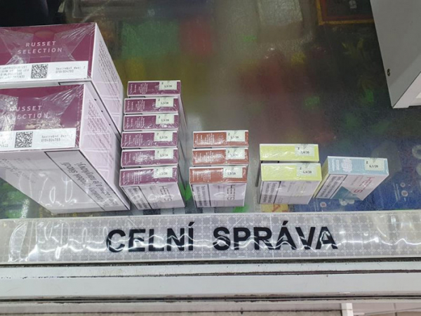Karlovarští celníci zajistily více než 2 000 ks zahřívaných tabákových výrobků s neplatnou nálepkou