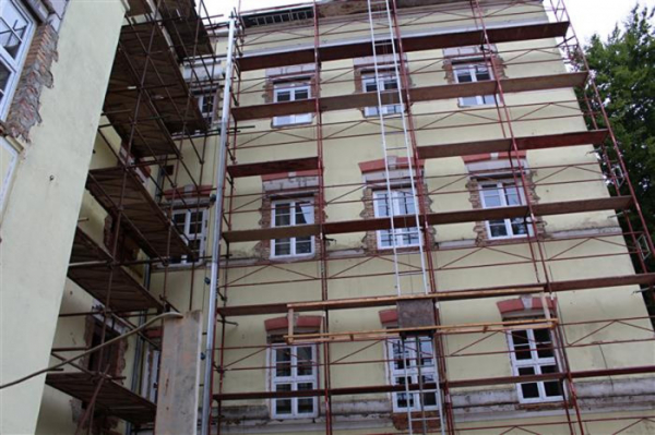V bývalé textilní průmyslové škole v Aši se už dokončují první byty