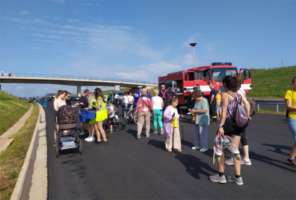 Lidé si vyzkoušeli Karlovarskou dálnici u Lubence, autům se nový úsek D6 otevře 31. srpna