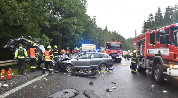 Na výjezdu z Karlových Varů směrem na Prahu se střetla tři osobní auta, dvě osoby na místě zemřely 