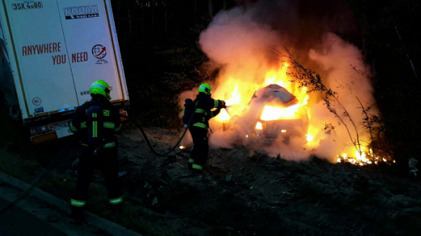 Při tragické nehodě na Chebsku uhořel řidič osobního automobilu