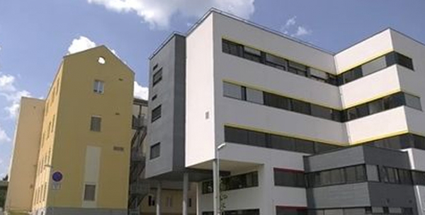 Vjezd do areálu chebské nemocnice bude možný pouze zadní bránou