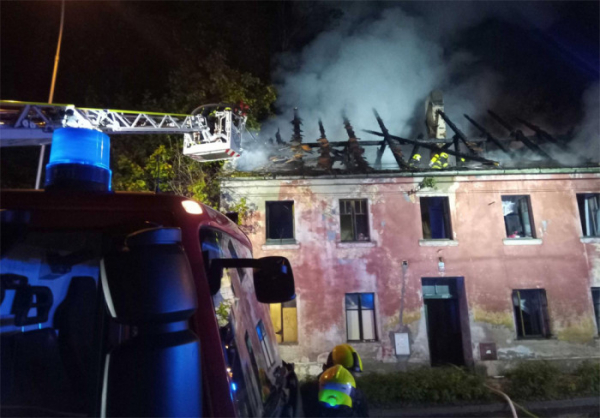Škodu za milion korun způsobil požár střechy opuštěného domu v Lokti