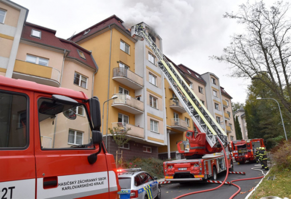 Šest jednotek hasičů zasahovalo v Karlových Varech při požáru podkrovního bytu 