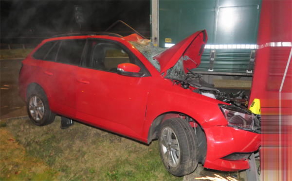 Opilý řidič při vjezdu na čerpací stanici poničil zaparkovaný návěs a stojan benzinky