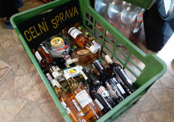 Karlovarští celníci zajistili v říjnu téměř 230 litrů alkoholu bez dokladů a přes 6 000 kusů neznačených cigaret