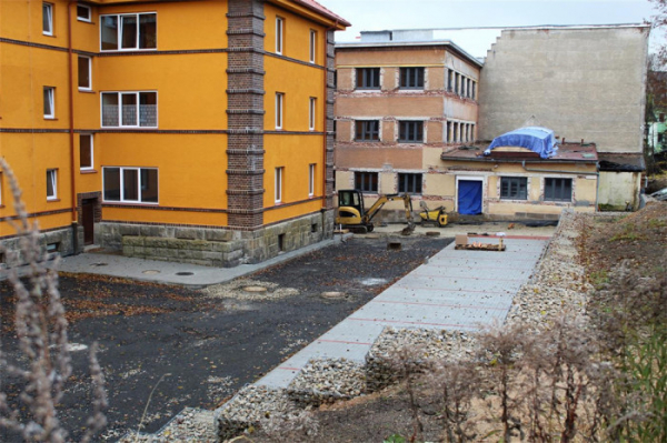 V Nedbalově ulici staví město Aš byty, lidé tu budou mít také nové parkoviště