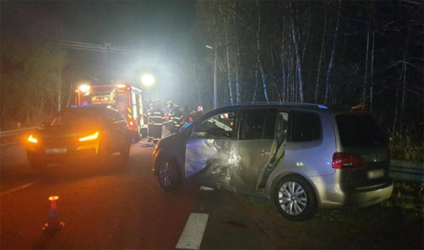 Při střetu tří osobních aut mezi Bočí a Kláštercem nad Ohří zemřel jeden z řidičů