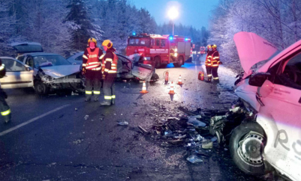 Po střetu tří aut na Sokolovsku zemřela matka s dcerou, dalších pět zraněných osob skončilo v nemocnici
