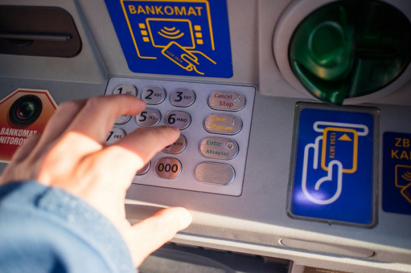 Muž v bankomatu nalezl 120 tisíc korun, peníze odevzdal na policejní služebnu