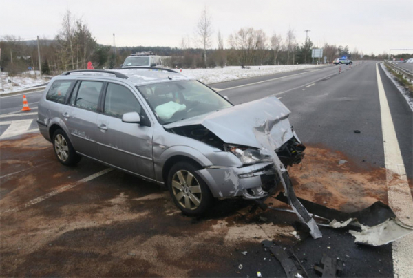 Při dopravní nehodě dvou osobních aut poblíž Pomezí nad Ohří došlo k těžkému zranění 67letého řidiče