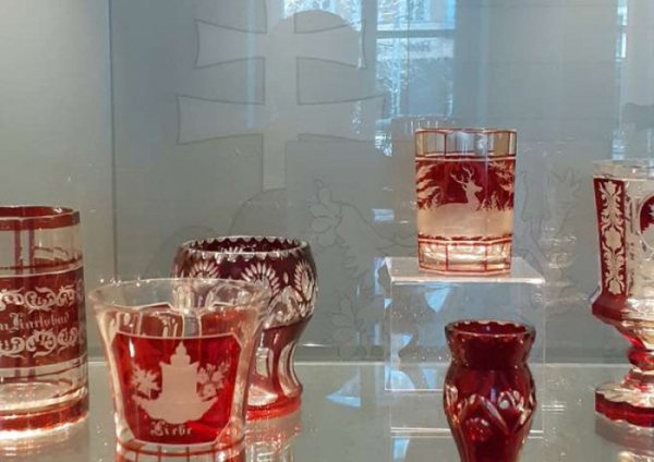 Muzeum Karlovy Vary připravilo menší výstavu s názvem Červeně barvené sklo